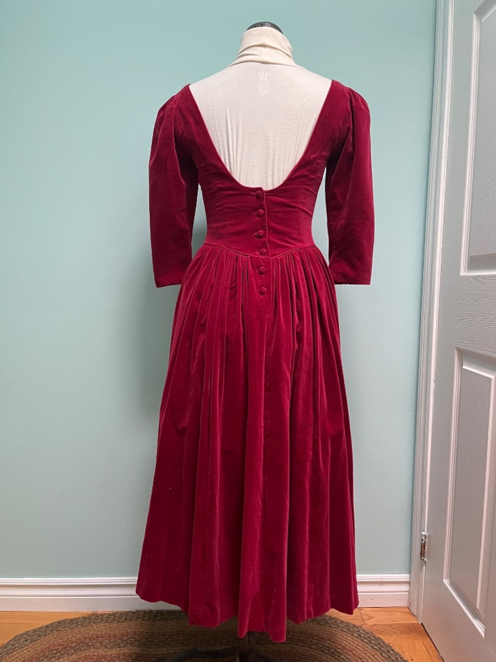 Gorgeous Laura Ashley wine coloured velvet dress, Sz 6 - Picture 4 of 11